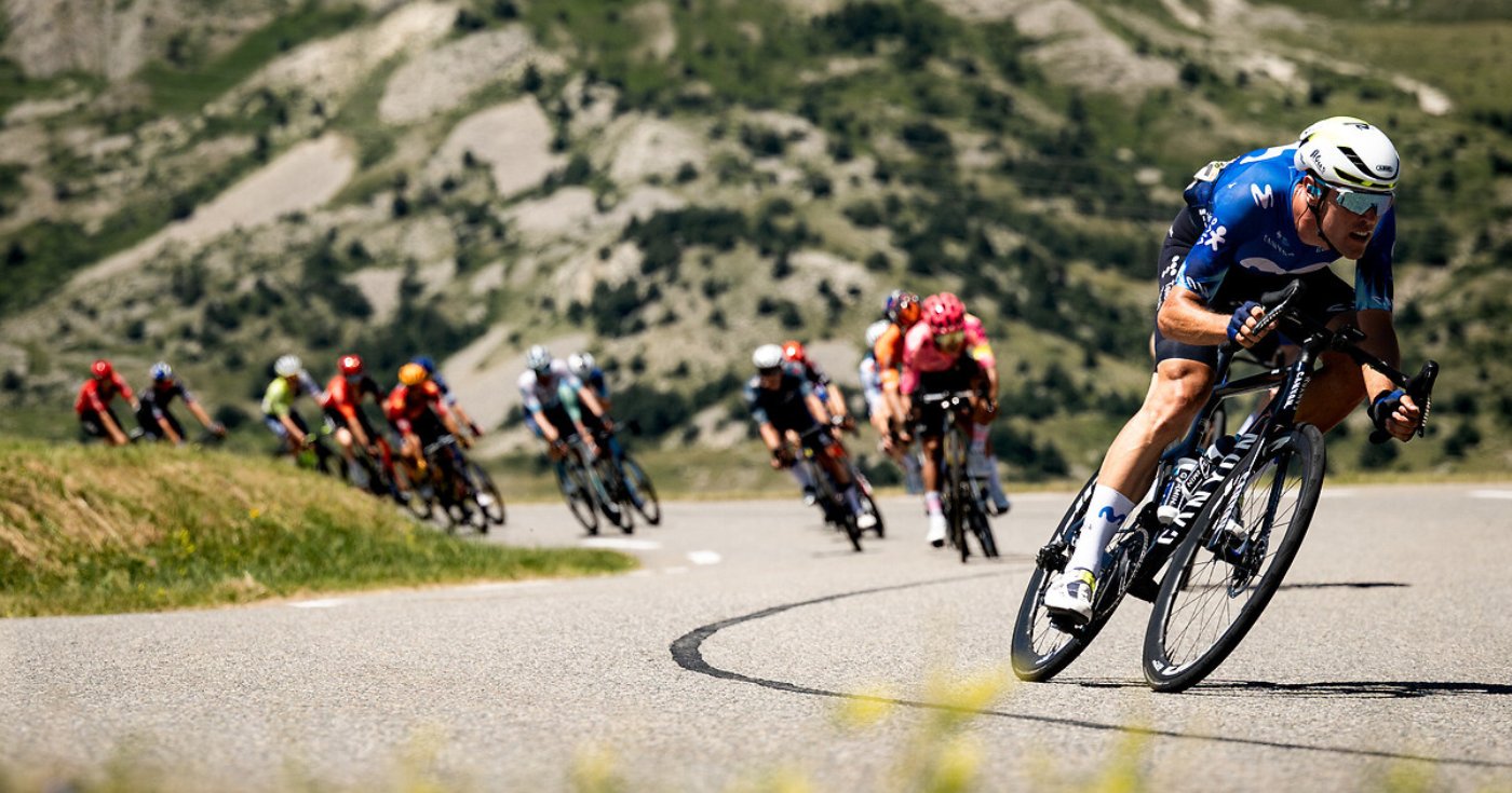 Kolarze w trakcie Tour de France na zakrętach