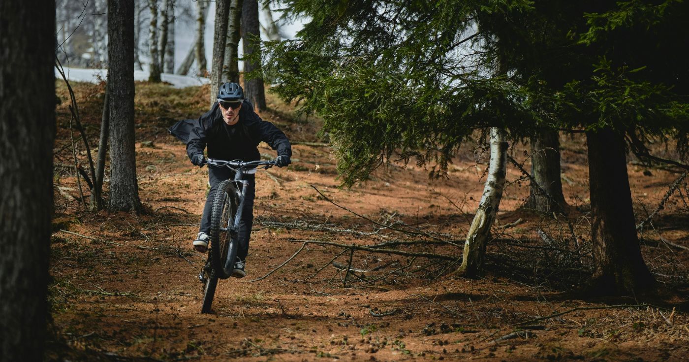 Zimowa jazda na górskim rowerze elektrycznym